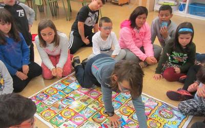 Gabonen atarian nola kontsumitzen dugun aztertzen, herriko ikasleak