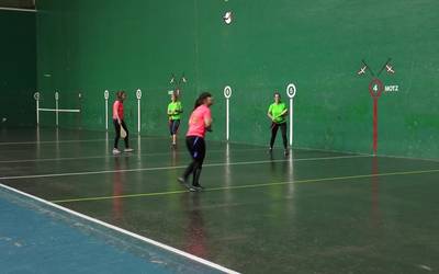 Emakume palisten festa egin dute Beotibar pilotalekuan