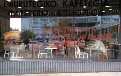 Pintaketa faxistak egin dituzte Leioako campusean
