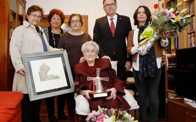 Algortako andre batek ehungarren urtebetetzea ospatu du gaur