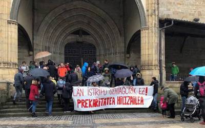 Correoseko langilearen heriotza salatzeko elkarretaratzea egin dute Elorrion