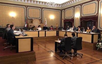 Udal aurrekontua onartzeko osoko bilkura argazkitan