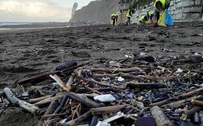 Plastikoak jasotzen aritu ziren igandean Itzurunen