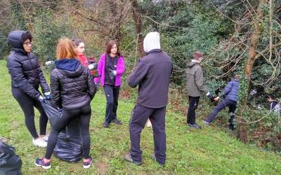 Joxe Mari Korta poligonoa eta San Telmo ermita inguruak garbitu dituzte hainbat gaztek, Gazte On programaren barruan