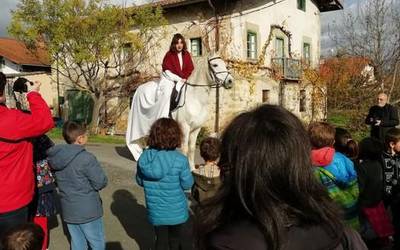 Olentzero solidarioak zaku bete opari bildu du Izorian