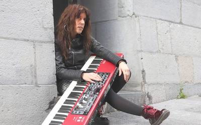 “Pianoa da nire ihes hodia. Barne sentimenduetan oinarrituta daude sortu ditudan abestiak”