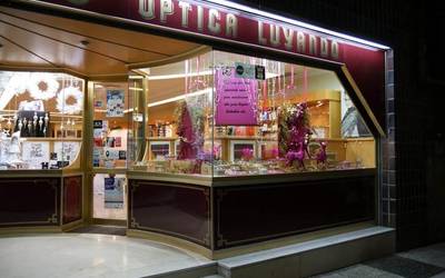 Laudioko saltokiak dotore jantzi dira erakusleiho lehiaketarako