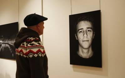 Mauro Saravia argazkilariaren 'Kosmo Polita' erakusketa Abandoko Udaltegian