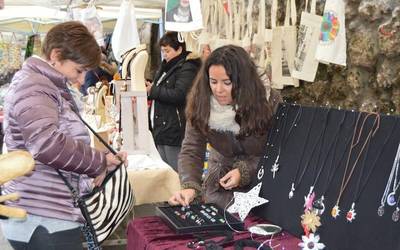 Eskuz landutakoak polito erosi dituzte Gabonetako azokan