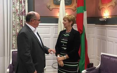 Arantxa Tapia sailburuarekin bildu da Javier Zubizarreta alkatea