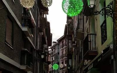 Piztu dituzte Gabonetako argiak