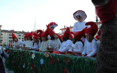 Mari Domingik eta Olentzerok laguntzaileak behar dituzte