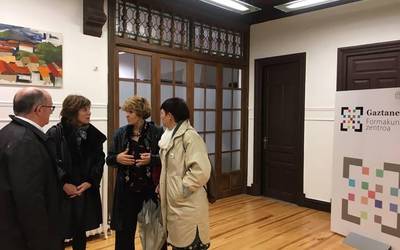 Cristina Uriarte sailburuak Azkoitiko hezkuntzaren egoera ezagutu du