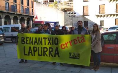 LABek Kortazar kafetegiko jabeak egindako kontratuak salatu eta hango langileei babesa eskaini die
