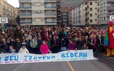 Abestuz, dantzatuz eta hitz eginez ospatu dute Euskararen Eguna ikastetxeetan