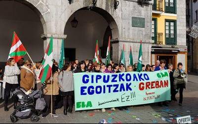Elkarretaratzea egin dute adinekoen egoitzetako langileek, ELAk deituta