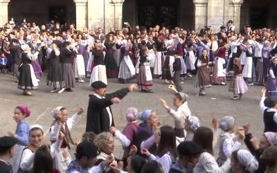Santamas egunak jai giroa ekarri du Arrasatera