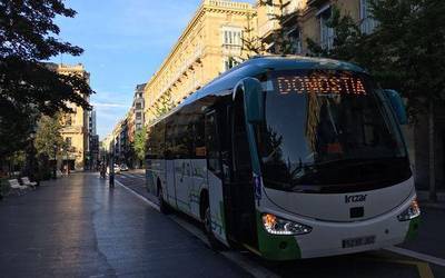 Zapatuko azken autobusean tokirik ez zegoelako Donostian "salduta" gelditu zirela salatu du hainbat erabiltzailek