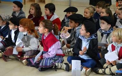 Ikastolako txikienen maitasuna jaso dute Olentzerok eta Mari Domingik