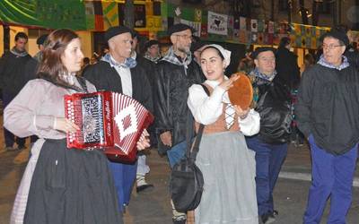 «Urtea kantu, kopla eta bertsoz agurtzeko», errondarekin bat egiteko gonbitea