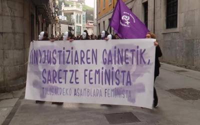 Azken asteetako eraso matxistak salatzeko, dozenaka herritar elkartu dira Tolosan