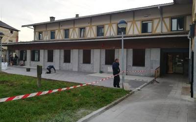 Osasun-zentroko atea berritu du Udalak eta Eguneko zentroko kanpoko eremua zabaldu