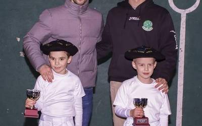 Bortzirietako eskuz binakako pilota txapelketaren finalak jokatu dituzte Lesakan