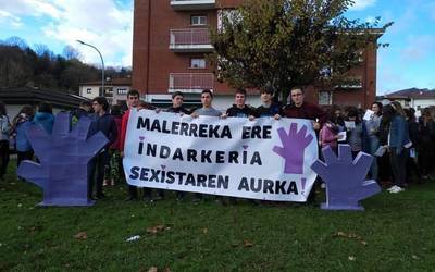 Doneztebeko Liburutegiak indarkeria matxistaren aurkako I. ipuin lehiaketa antolatu du