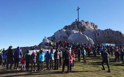 'Orain presoak' aldarrikapena lau haizetara zabaldu dute Kurtzebarri tontorretik