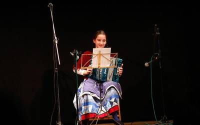 Orozkoko trikiti, pandero eta txalaparta ikasleen talentua, oholtza gainean