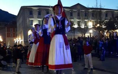 Urduña hiria ere bisitatu dute Olentzero eta Maridomingik