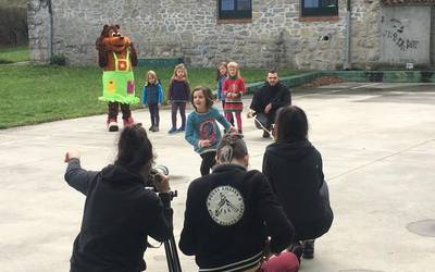 “Aita, ama” kantaren bertsioa egin du Uluka taldeak
