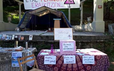 Laudioko Etxe Feministaren proiektuaren oinarria aurkeztu dute