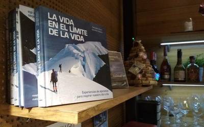 Salgai dago Jose Mari Azpiazuren eta Sebastian Alvaroren 'La vida al limite de la vida' liburua, Sanagustinen