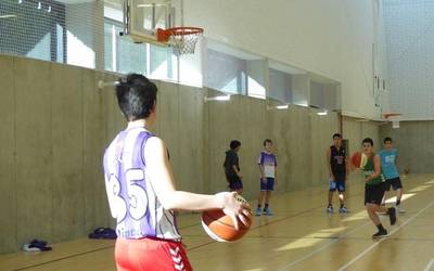 Saskibaloiarekin gozatzen dihardute gaztetxoek egunotan