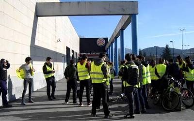 Hainbat gaztek Abadiñoko eta Iurretako supermerkatuetan kartelak jarri dituzte "prekarietatea eta esplotazioa" kritikatuz
