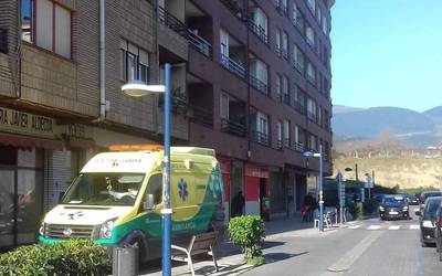 Pertsona batek besoa harrapatu du kotxea garajera sartzerakoan Askondo kalean