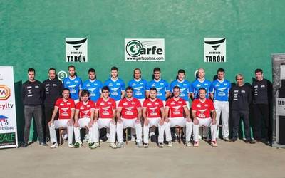 Ugaitz Elizalde iturendarra eta Iker Tainta lesakarra Garfe pilota enpresaren aurkezpenean