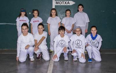 Bortzirietako neska pilotarien topaketa egin dute lehen aldiz Arantzan