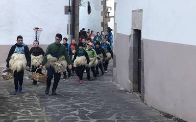 Giro ederra izan dute errege bezperan Zubietan