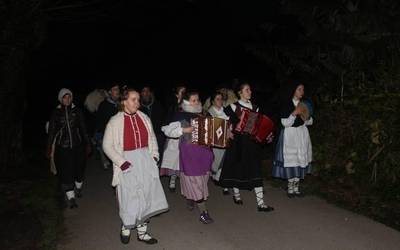 Beratarrak baserriz baserri Diostesalbe abestuz ibili ziren abenduaren 31n