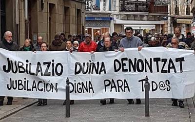 Pentsio duinen aldeko manifestazioa egin da gaur eguerdian