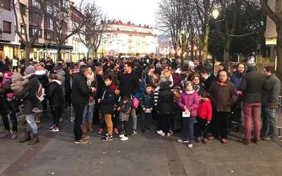 Errege Magoen laguntzaileek haurren gutunak jaso dituzte