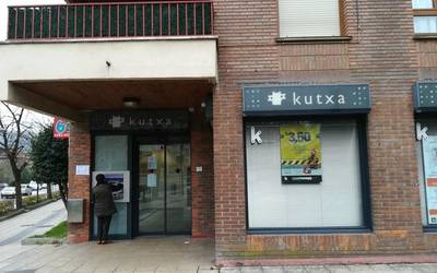 Gaurtik itxita dago Kutxabankek San Lorentzon duen bulegoa