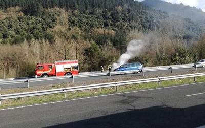 Auto batek su hartu du Orozkon, AP-68 errepidean
