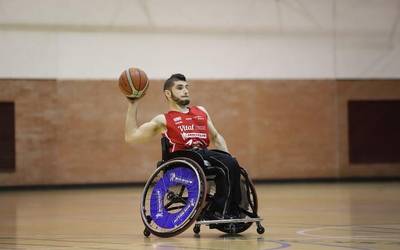 Zuzenak talde gasteiztarrak gurpildun aulkiko saskibaloi erakustaldia eskaini du