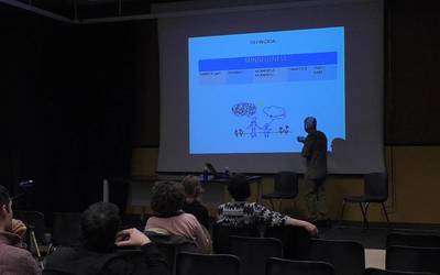 Mindfulness teknikaren berri eman digu Pablo Lasa  mindfulness instruktoreak