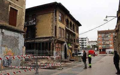 Zine ondoko eraikinak botatzen hasi dira Durangon, etxe berriak egiteko