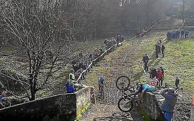 Gorka Izagirrek eroriko gogorra izan zuen igandean Ormaiztegiko ziklokrosean