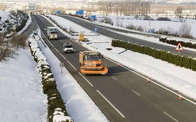 Elurra kentzeko 37 makina alertan, tenperaturetan iragarri den jaitsieraren aurrean